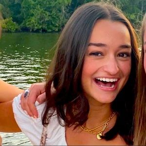 Meet your Posher, Maya